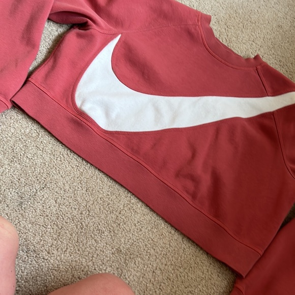 Nike cropped crew neck size medium. - Picture 2 of 5
